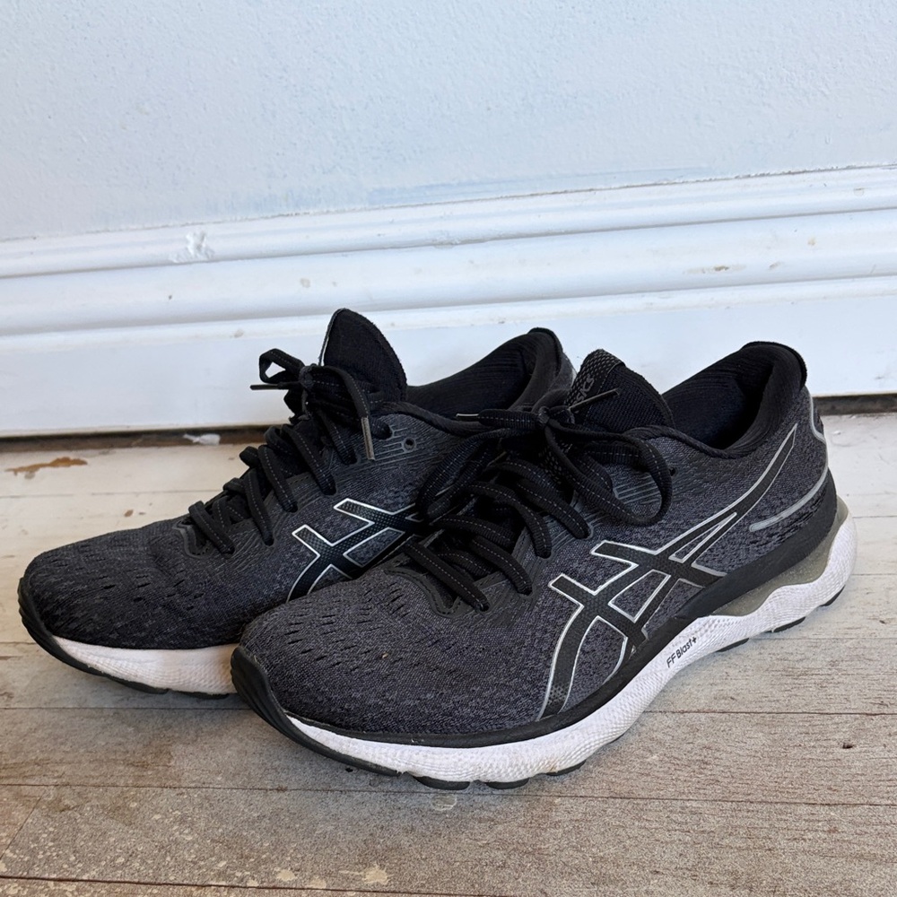 Asics Women's Gel-Nimbus 24 Black and Gray Running Shoes - Picture 3 of 10